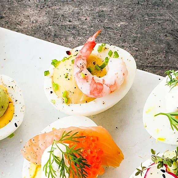 Deviled eggs med sardeller och räkor