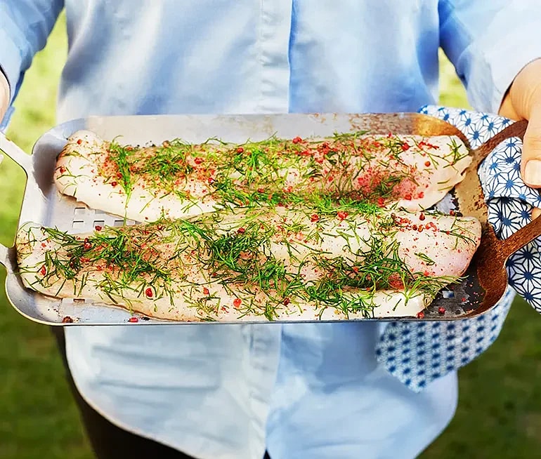 Dill och rosépeppargravad gös med bakad purjolök och mandeldressing