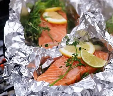 Dill- och senapslax i folie med primörsallad
