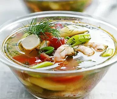 Dillbuljong med räkor, tomater och svartrötter