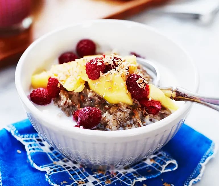 Dinkelgröt med mango, hallon och kokos