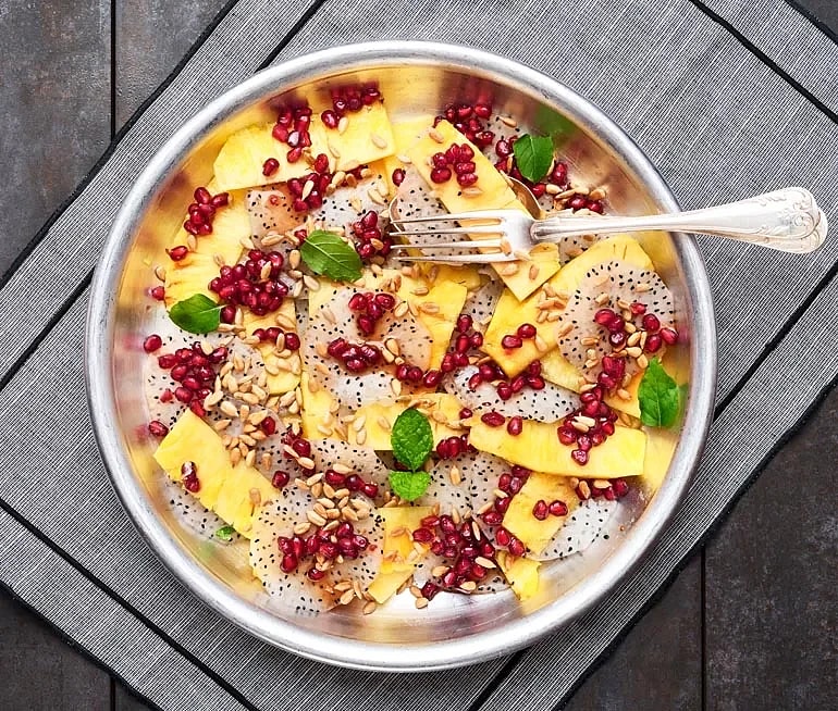 Drakfrukt och ananas med granatäpple och solroskärnor