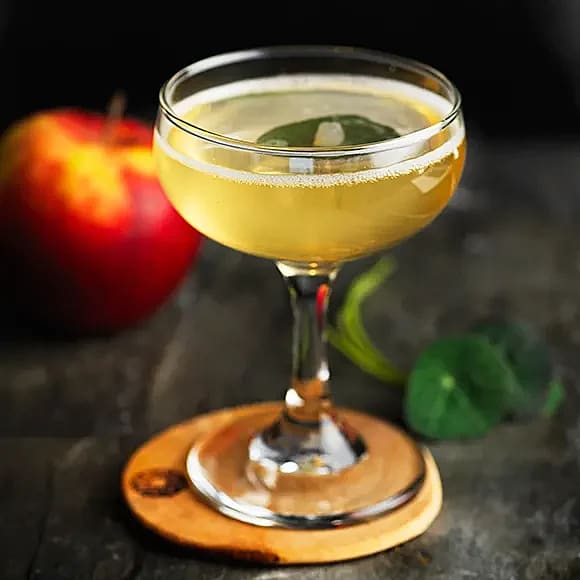 Drink med äpple, druvor och bubbel
