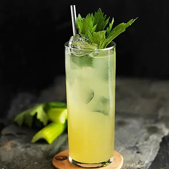 Drink med selleri, äpple och lime