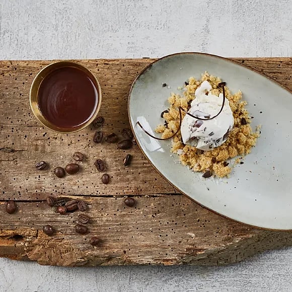 Drömmig glassdessert med kaffechokladsås och krossade drömmar