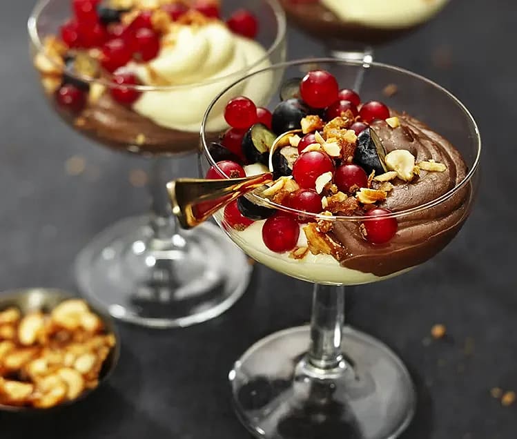 Dubbel chokladcrème med jordnötskrokant och bär
