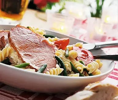 Dubbla kasslerskivor med grönsakspasta