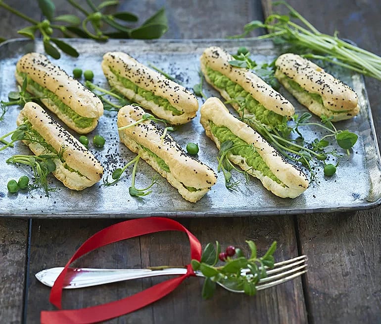 Éclair fylld med gruyère- och ärtcrème