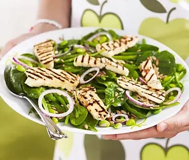 Edamamesallad med grillad halloumi och rostade solrosfrön