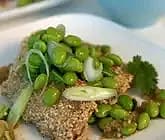 Edamamesallad med sesamstekt kyckling och ingefärsdressing