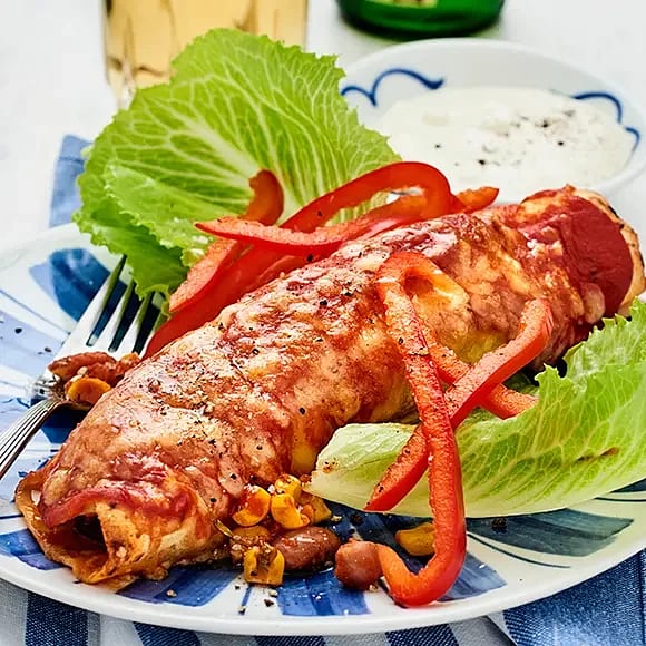 Enchiladas med gräddfil och sallad