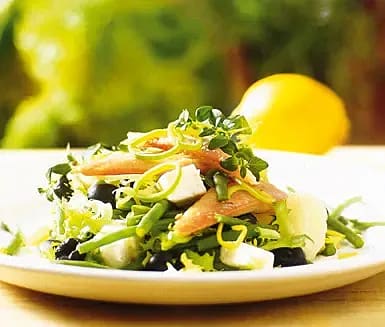 Endivesallad, glaserade valnötter och ost
