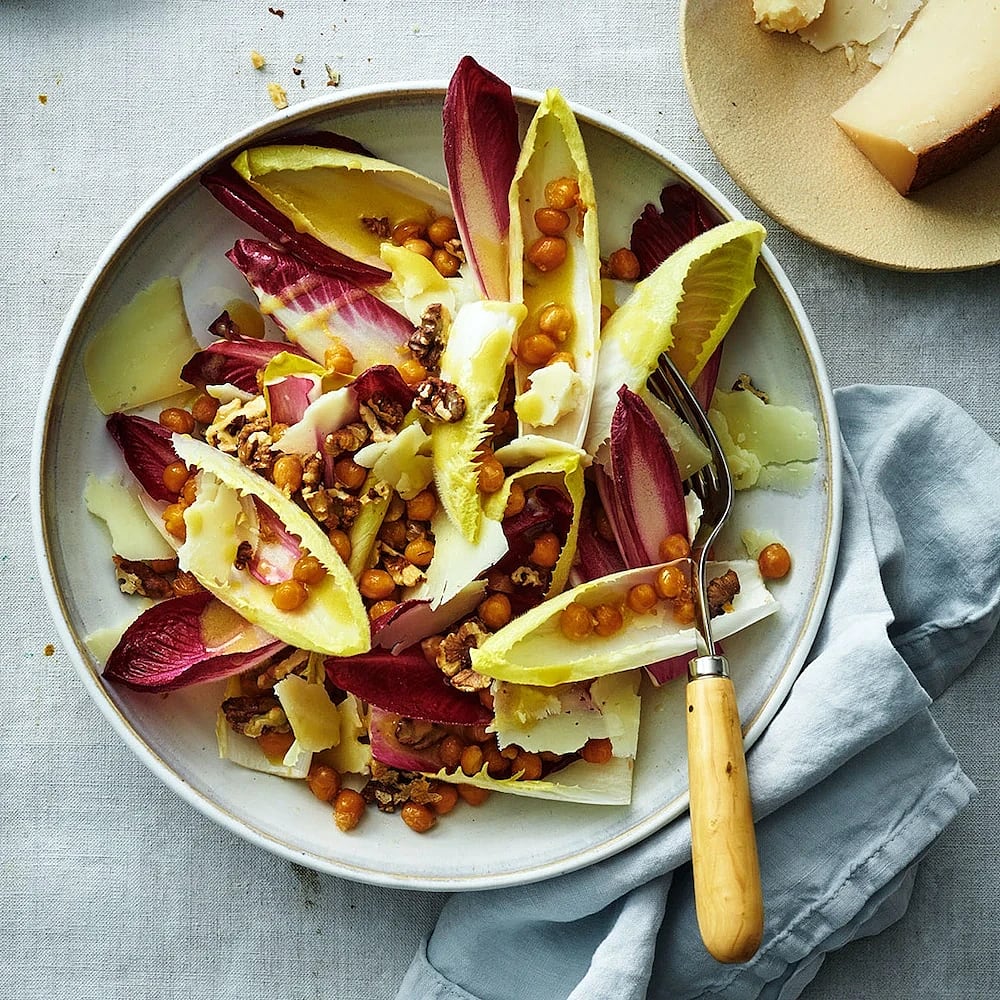 Endivesallad med rostade kikärtor