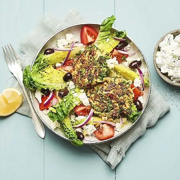 Enkla vegobiffar med grekisk sallad