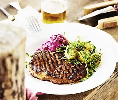 Entrecôte med örtpotatis och rödbetstzatziki