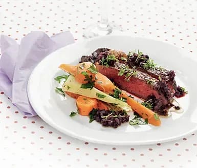 Entrecôte med rotfrukter och ljummen rödvinsvinägrett