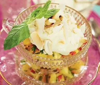 Exotisk fruktsallad med söt limekräm