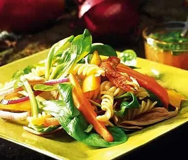 Exotisk pasta- och kycklingsallad