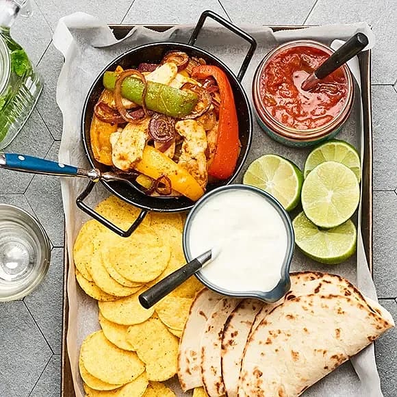 Fajitas med gräddfil och salsa