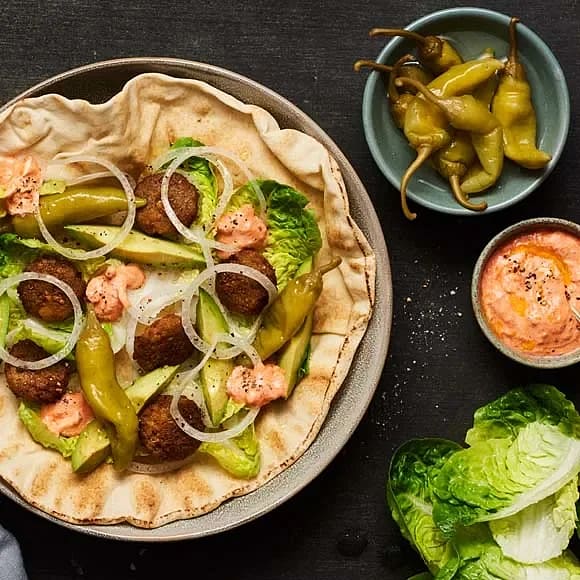 Falafel i libabröd med avokado, feferoni och ajvar relish