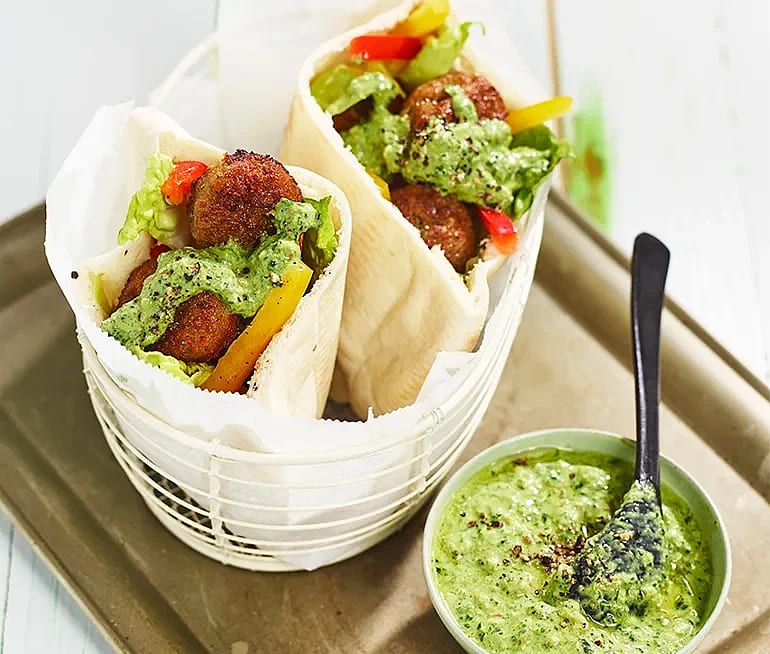Falafel i pitabröd med spenatyoghurt