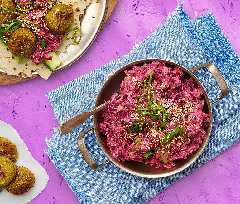 Falafel i tunnbröd och rödbetssallad med vitlök och sesam