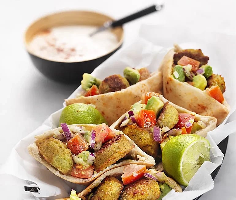 Falafel med avokadosallad och vitlökssås