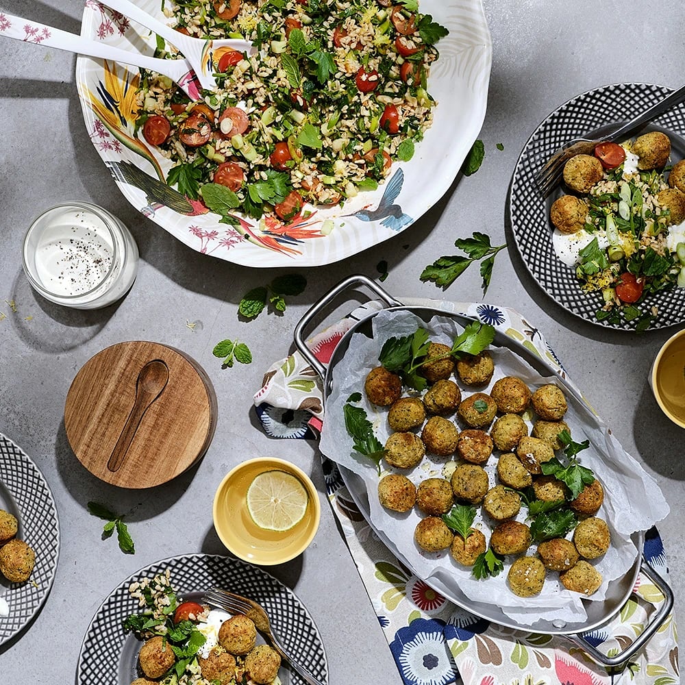 Falafel med tabbouleh på havreris