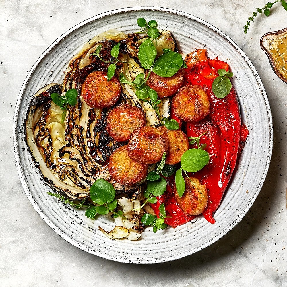 Falafel på gula ärtor med grillad paprika och spetskål