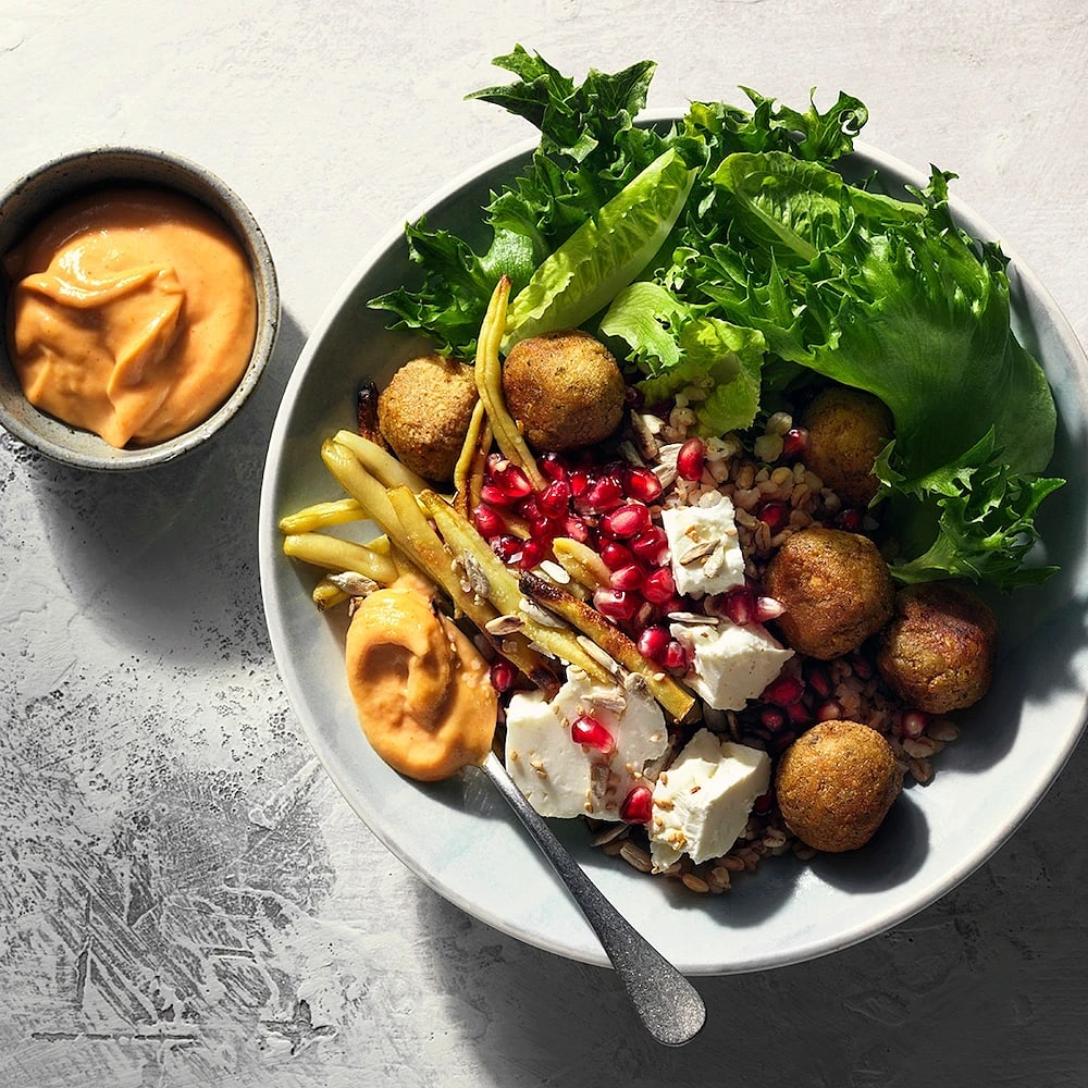 Falafelsallad med fetaost och matvete