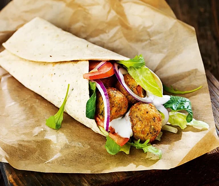 Falafelwrap med sallad och vitlöksdressing