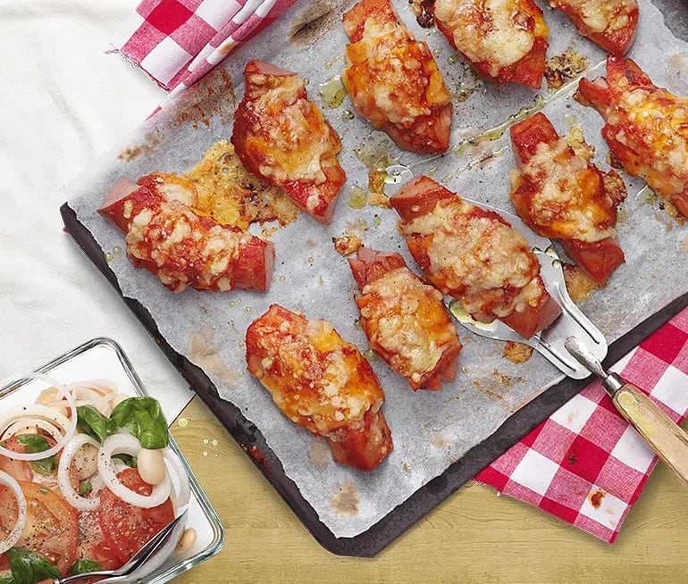 Falukorv i pizzatäcke