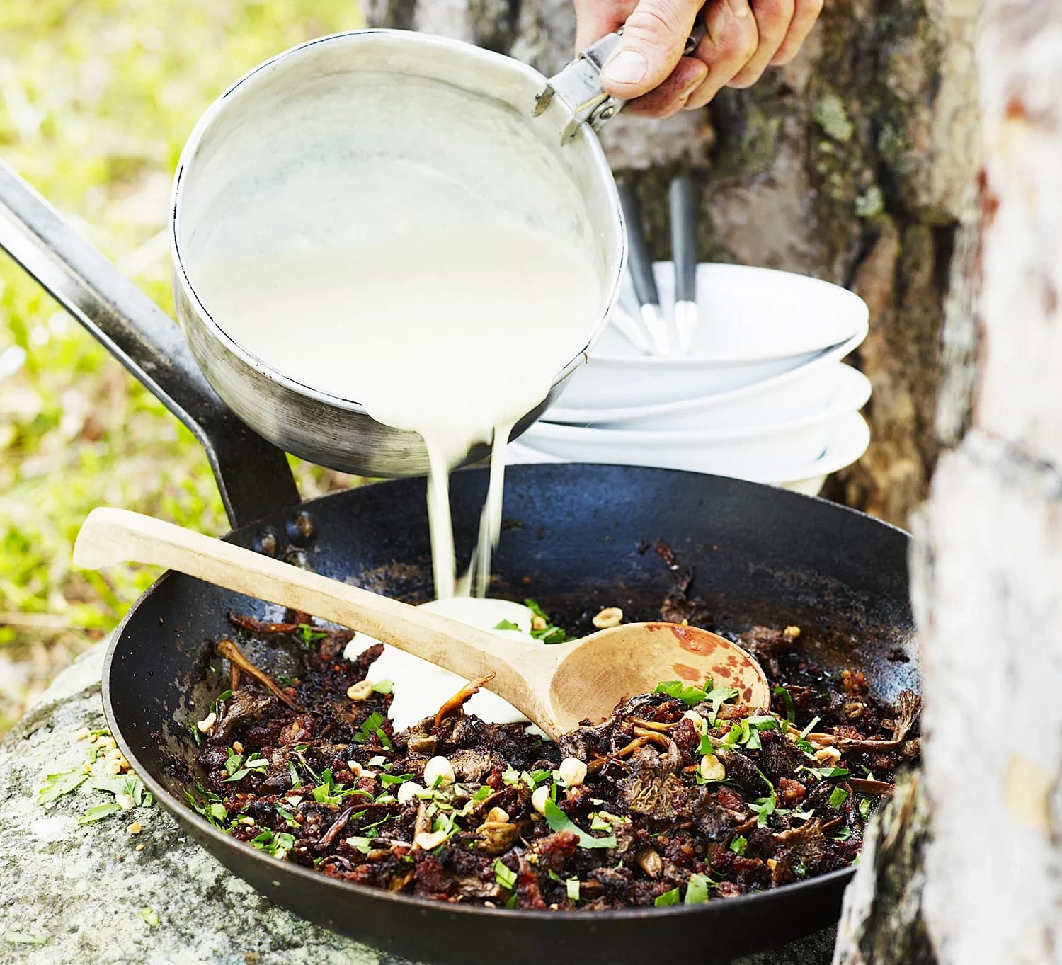 Fänkålssoppa med trattkantareller, hasselnötter och isterband