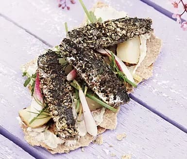 Fänkålssotad strömming med mandelpotatis och pepparrot