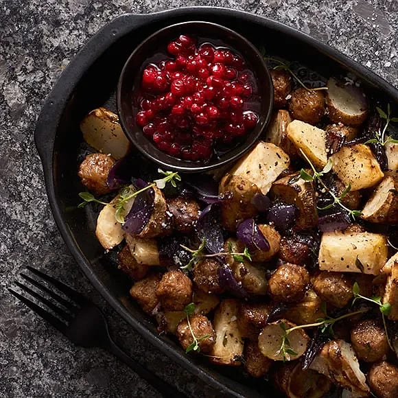 Färdiga köttbullar i ugn med bakade jordärtskockor och lingon