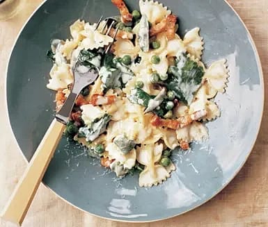 Farfalle med sidfläsk, ärter och salvia