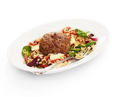 Färsbiff med bulgursallad, brie och grillad paprika