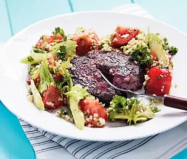 Färsbiff med rödbetor och matig tomat- och avokadosallad