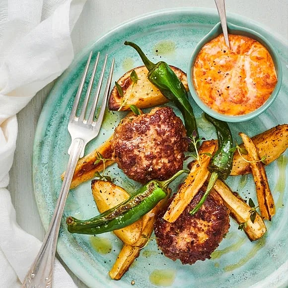 Färsbiffar med rostad pimiento och ajvarcrème