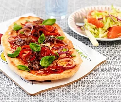 Färspizza med grape- och vitkålssallad