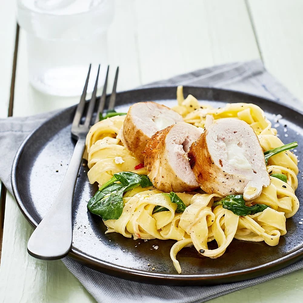 Fetaostfylld kycklingrullad med spenat och fettuccine