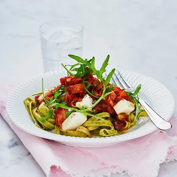Fettuccine med kycklingbacon och olivtomatsås