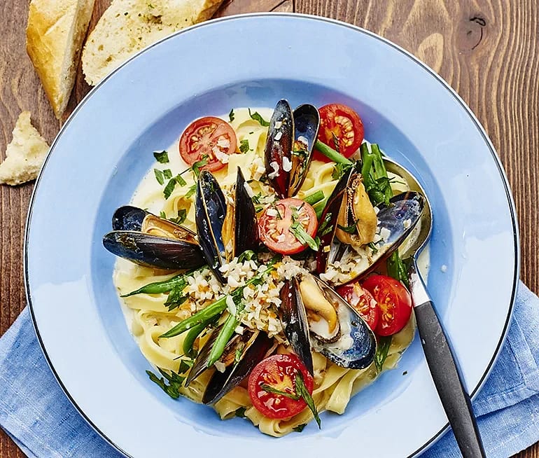 Fettuccine med musslor, persilja och tomat
