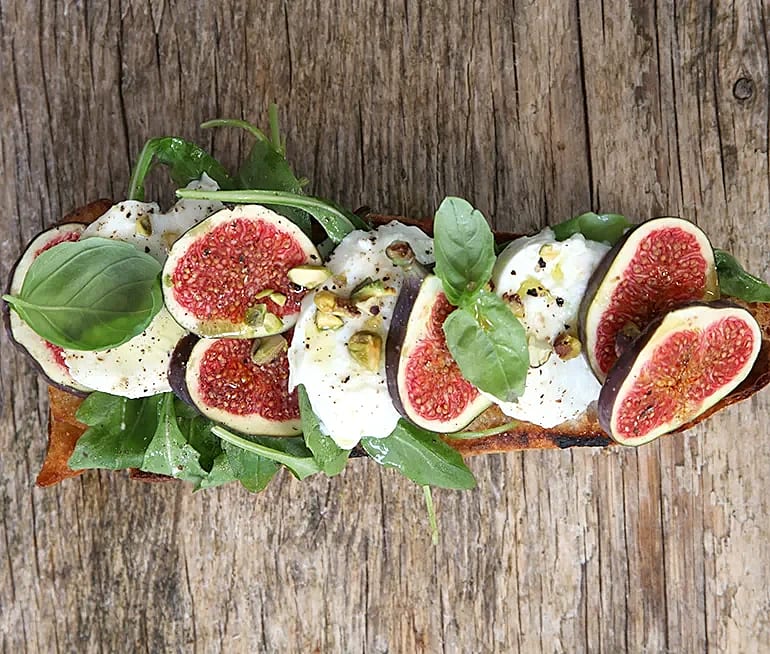 Fikon-caprese med lufttorkad skinka