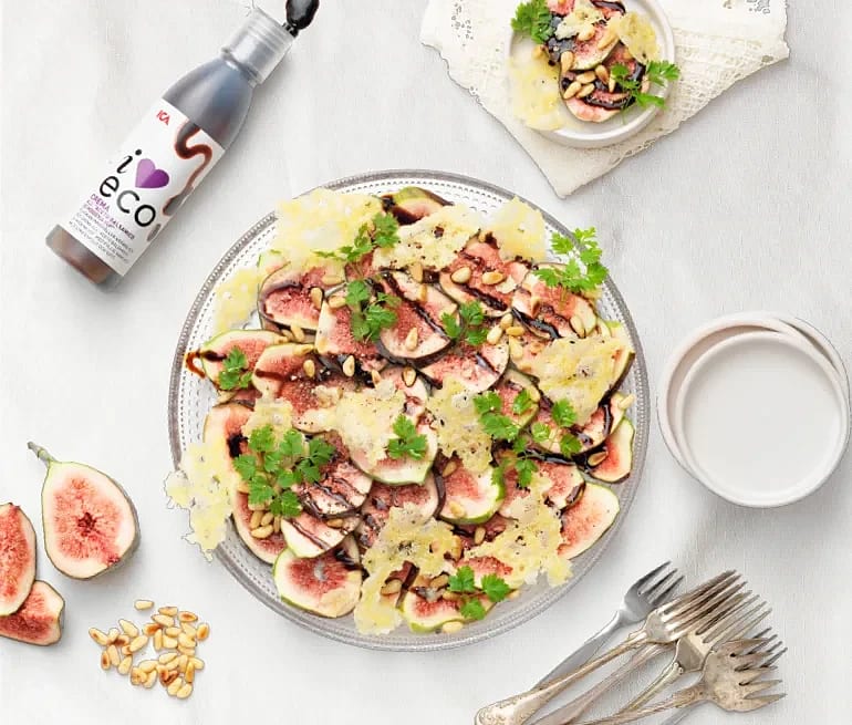 Fikoncarpaccio med pinjenötter och ostcrisp