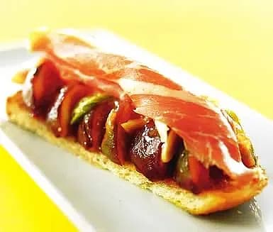 Fikontoast med rökt skinka