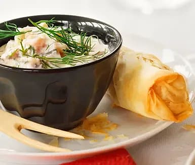 Filodegsrulle med mandelpotatis, lök och silldip