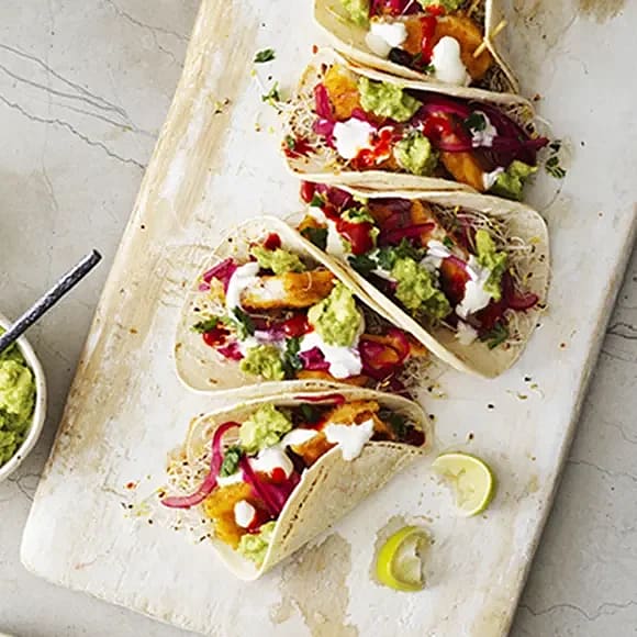 Fish tacos med fiskpinnar och picklad rödlök