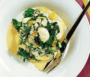 Fiskbullar med kokoscurry och vitlöksstekt bladspenat