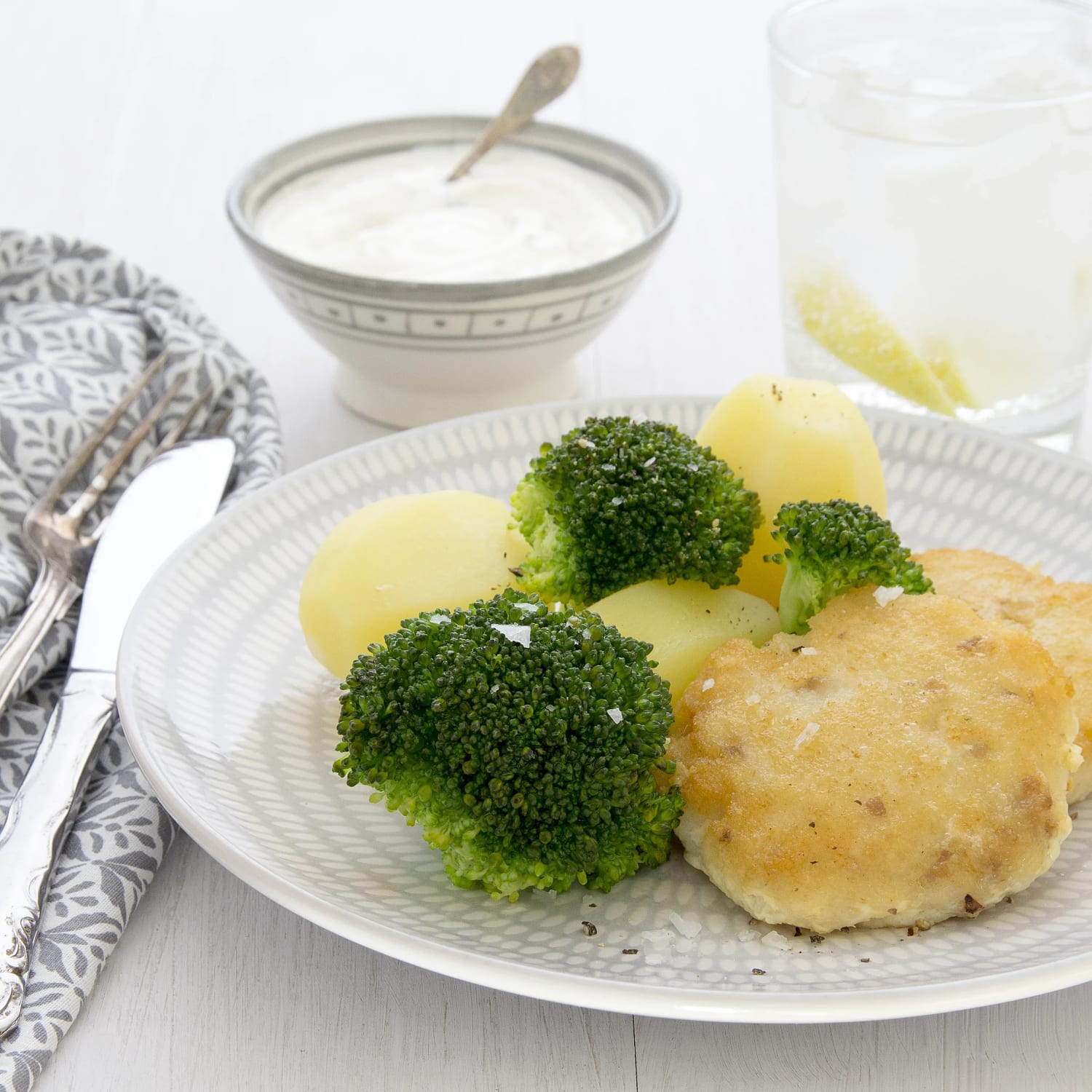 Fiskfärsbiffar med senapsgräddfil